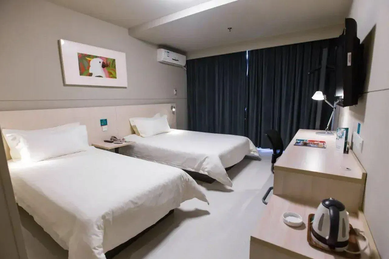 Jinjiang Inn Shanghai Caohejing Xingzhong Road Railway Station Hotel 3*,  China